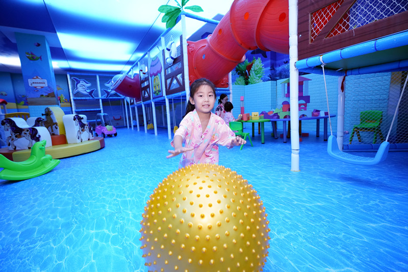 萌娃温泉玩水,灞业3000米温泉带娃攻略