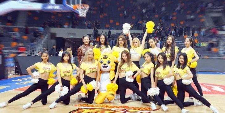 cba啦啦队员背后的故事,cba啦啦队胖女孩