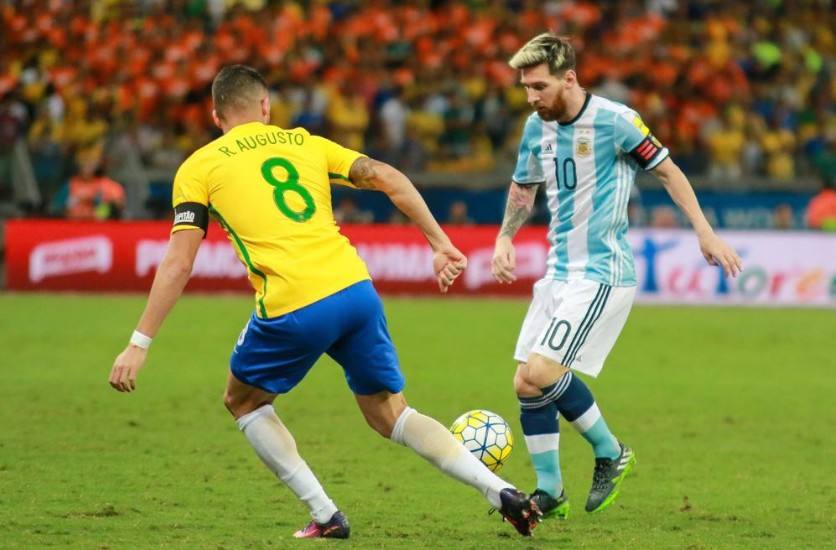 足球场上篮球式防守,足球边后卫进攻和防守的注意事项