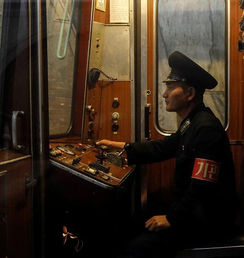 感受朝鲜“古董市场”，老汽车、老飞机、老公交、老地铁跑得欢