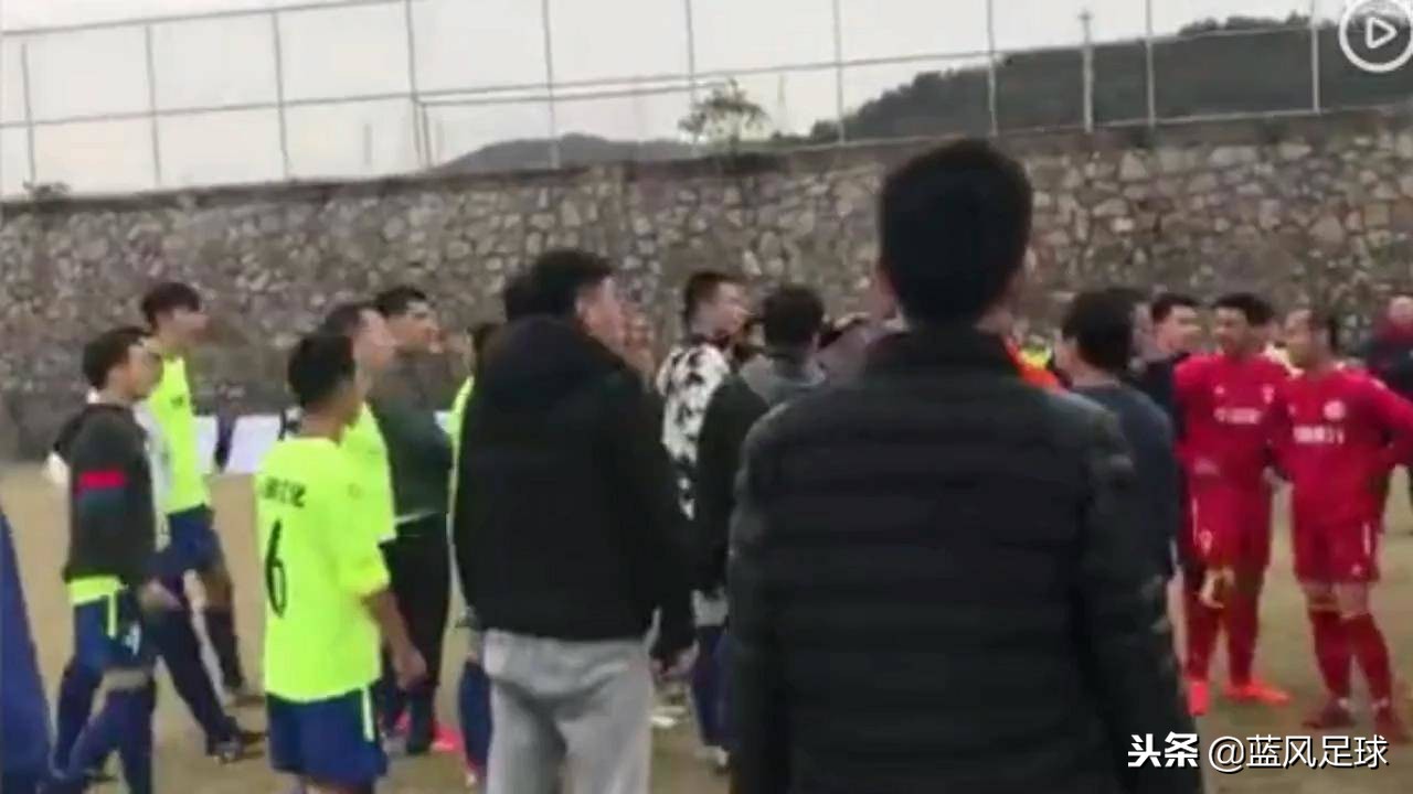 飞踢被人围殴视频,业余足球比赛恶意飞踹