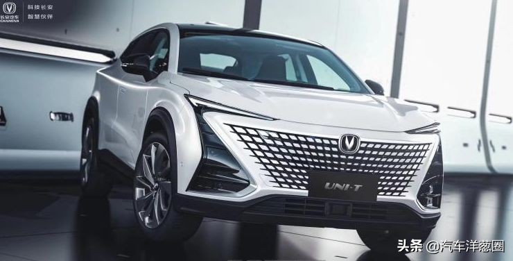 宝马发布全新车标,宝马蓝天白云标改黑白标