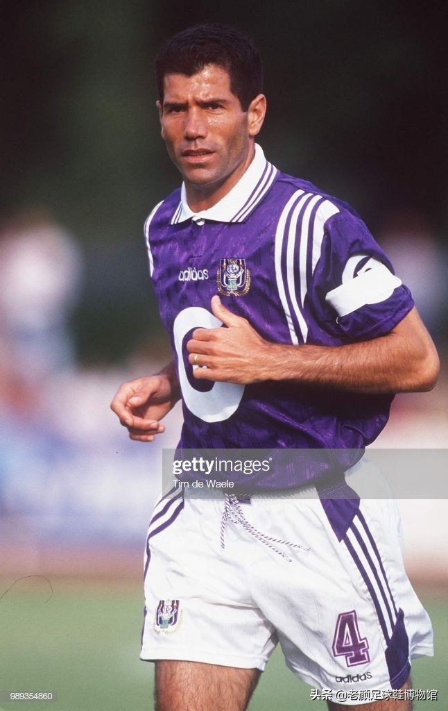 第一个穿白球鞋的足球运动员,第一个穿耐克篮球鞋的nba运动员