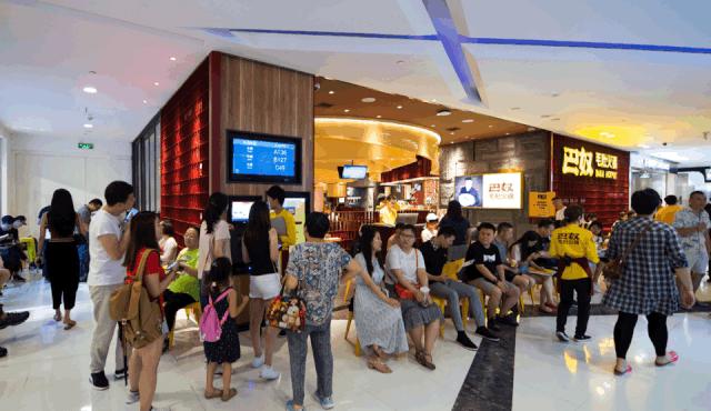 火锅界的排队王最多能排到986桌,火锅排队王