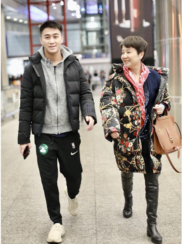 何猷君和四太现身深圳机场,奶爸何猷君迎25岁生日