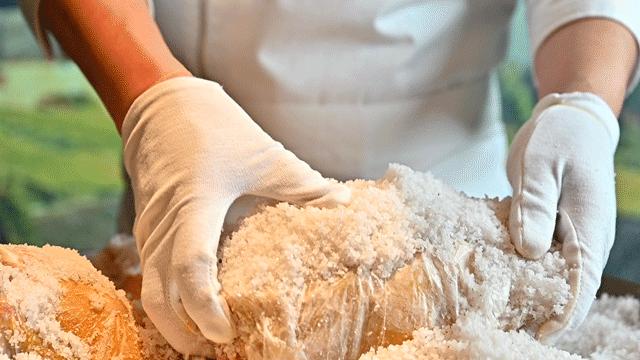 古法盐焗鸡爽爆了,传统盐焗鸡爆汁呈现