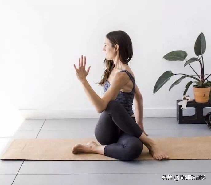 背部肩颈瑜伽,缓解腰颈酸痛的瑜伽动作