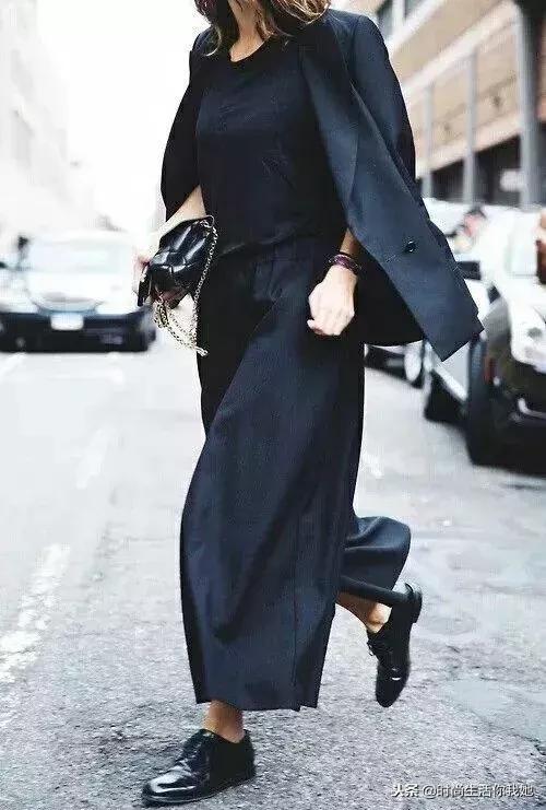 白裤子阔腿穿搭秋冬,初冬阔腿裤更时髦的打开方式