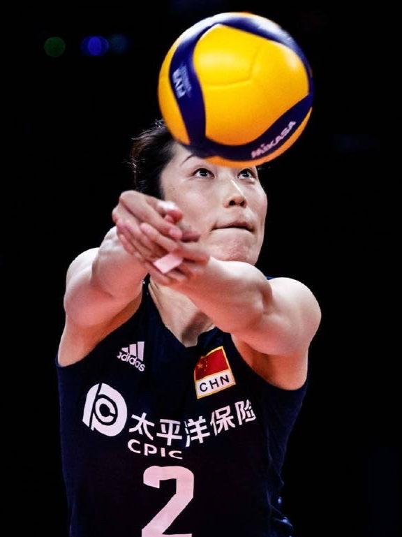 朱婷受伤张常宁着急拿绷带,朱婷手腕伤势女排赛事