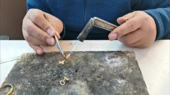 纯金耳钉弯钩断了可以修吗,黄金弯钩耳钉断了能焊接上吗