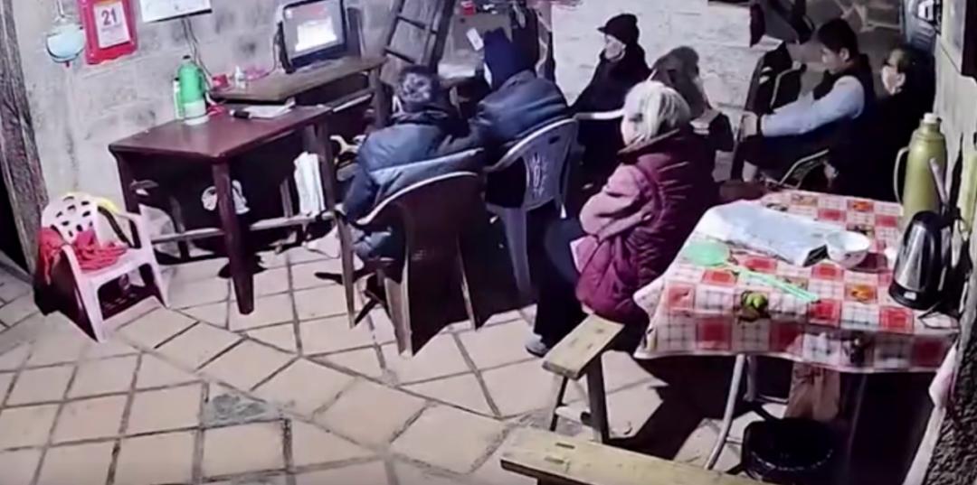 70岁老人感动到万千网友,95岁爷爷和孙女的感人视频