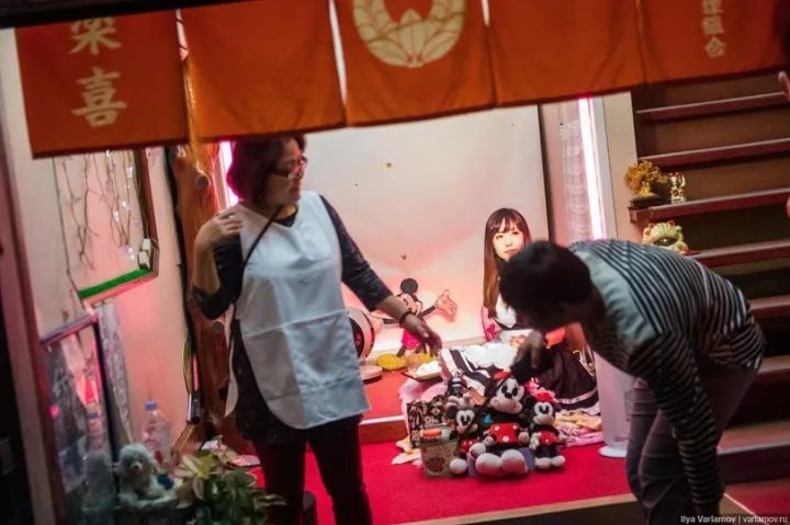 俄罗斯记者闯入日本*灯区红**，冒死*拍偷**下了大量照片