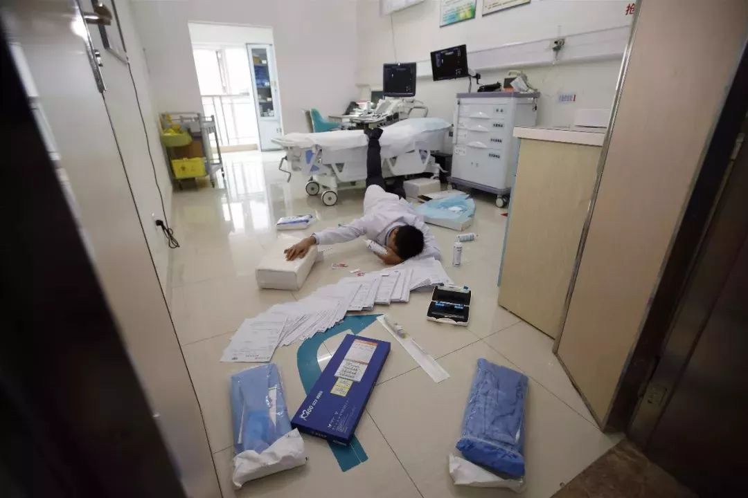 医护人员摔了一跤，一大批资产意外曝光！