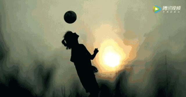 外卖小哥送餐途中跪地痛哭,泪目瞬间快递小哥