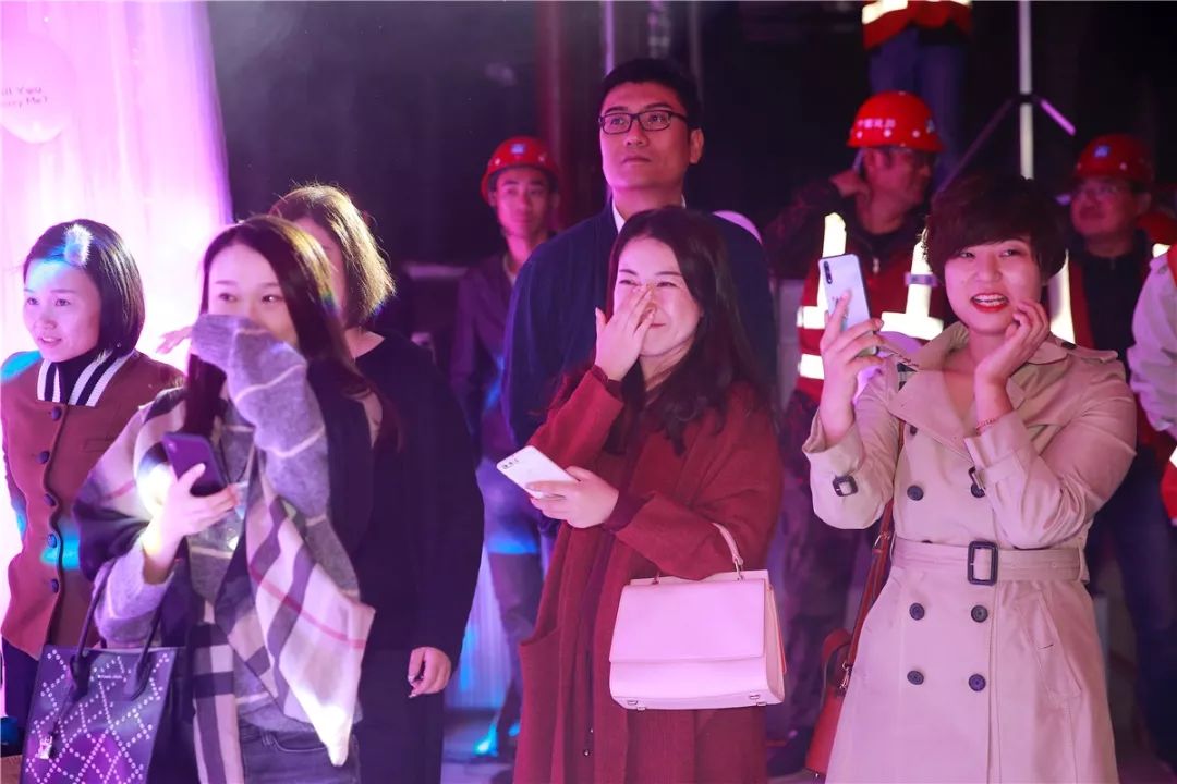 求婚钻戒视频浪漫周大福,周大福400米高空求婚视频