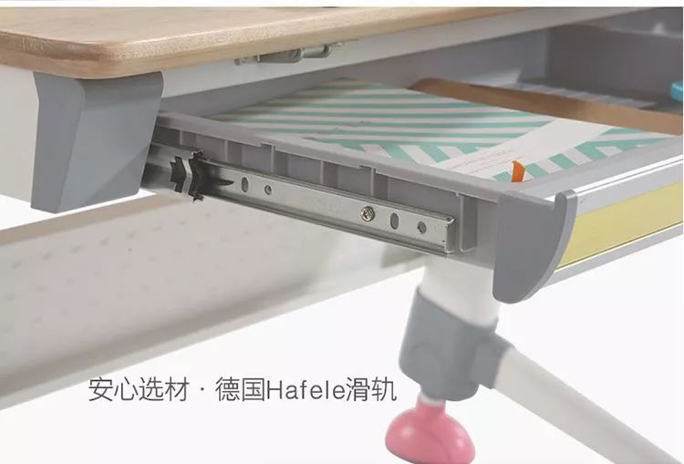 一年半了，还是喜欢这个得了最高设计奖的学习桌，陪伴孩子从3岁到18岁，开学季赠书包