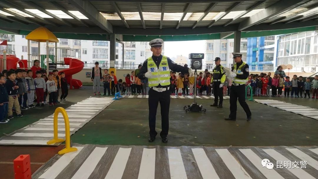 大手牵小手创文明,大手牵小手共创文明的内容