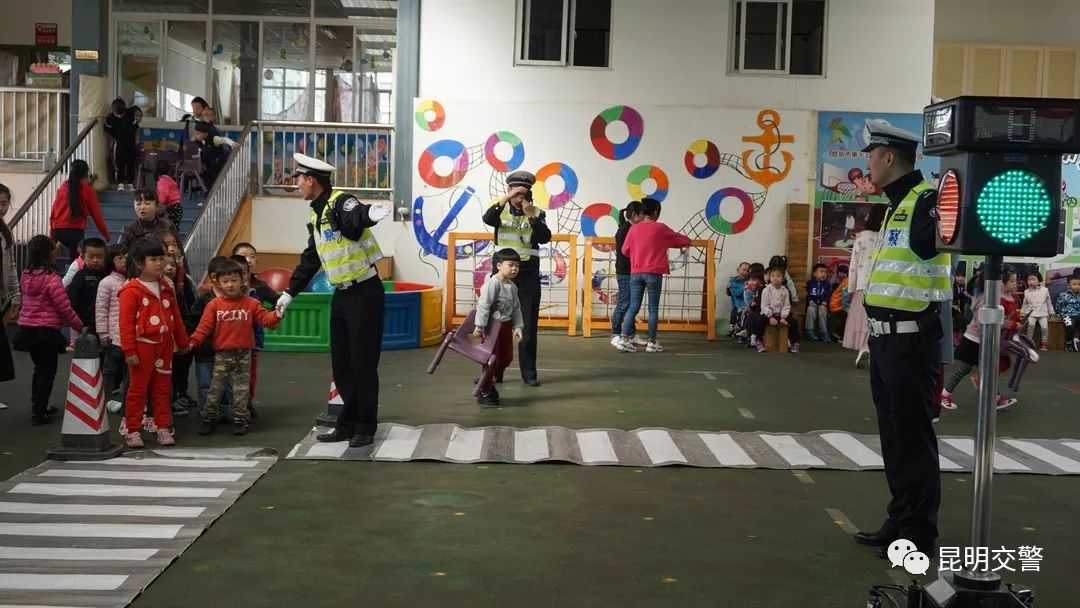 大手牵小手创文明,大手牵小手共创文明的内容