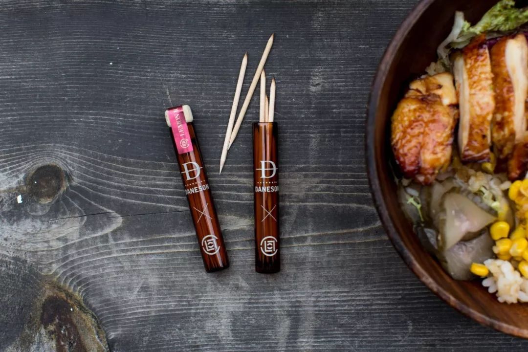 冠希搬出一张小木椅，向我们揭示了木工出征潮流界的版图