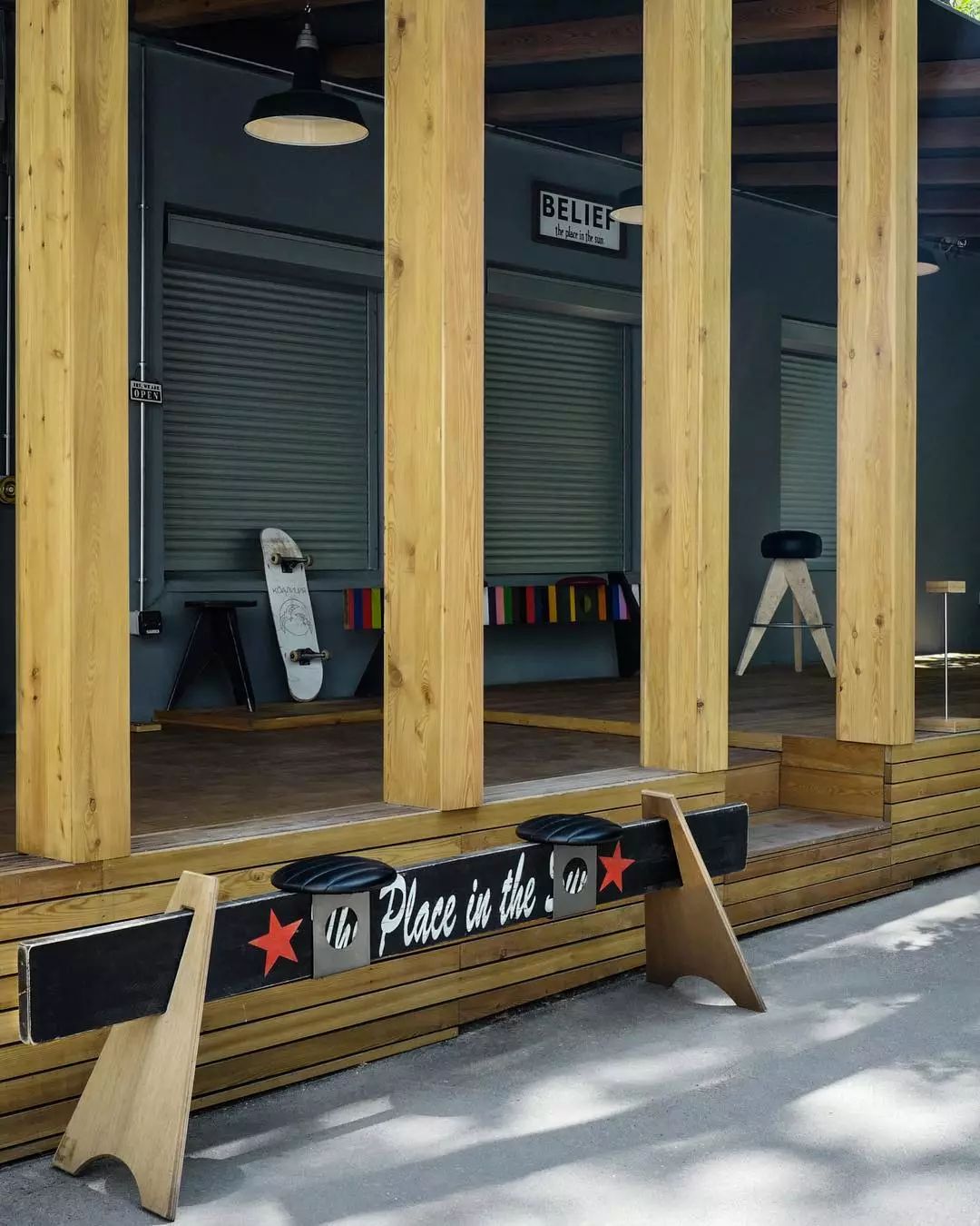 冠希搬出一张小木椅，向我们揭示了木工出征潮流界的版图