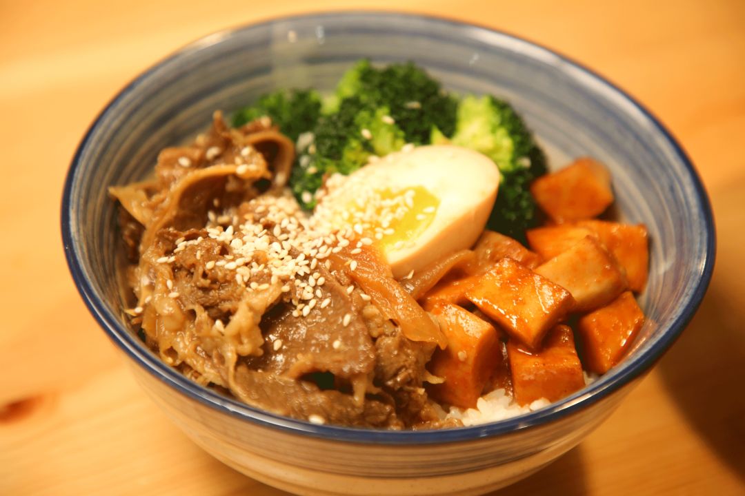 青岛这家进口海鲜店，竟把工厂开到了食客眼前？用自助价格吃怀石品质！