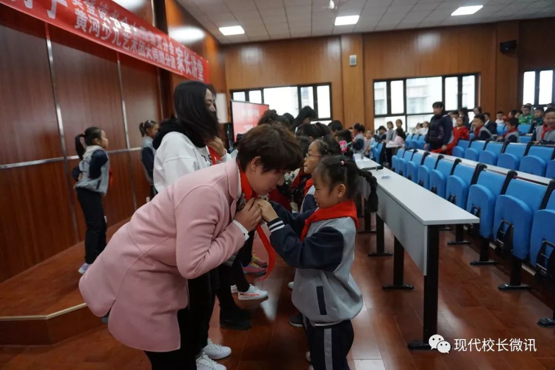 致敬少先队员喜迎建队日,向国旗敬礼少先队建队日