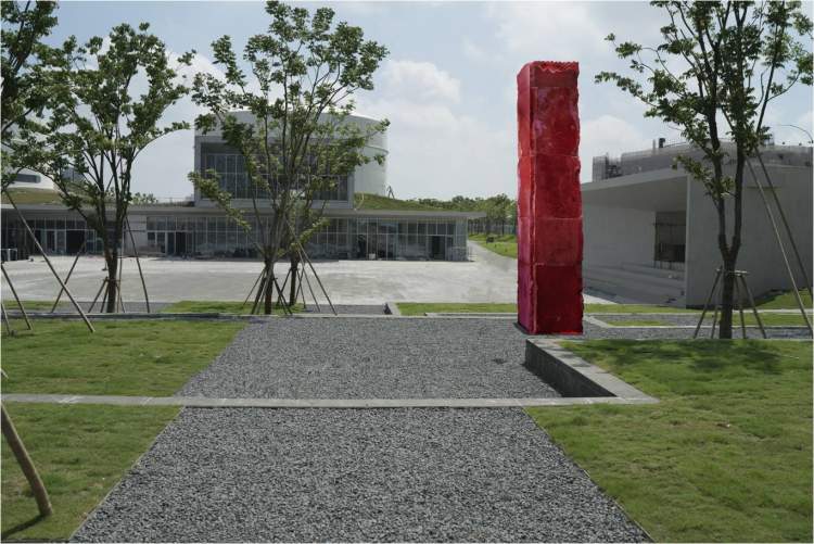 脚踩到玻璃2公分深,脚踩着碎玻璃