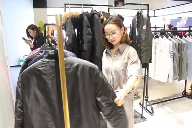 江苏常熟电商直播助力服装产业,服装直播产业带