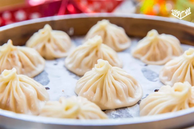 张敬轩住过的这条老街，随便几家美食店，加起来超过150岁！