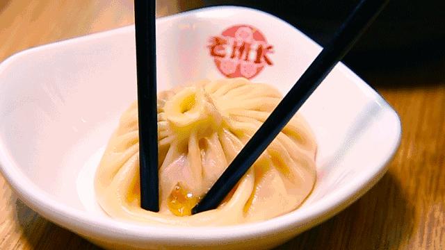 张敬轩住过的这条老街，随便几家美食店，加起来超过150岁！