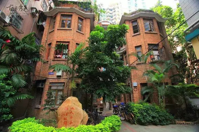 张敬轩住过的这条老街，随便几家美食店，加起来超过150岁！