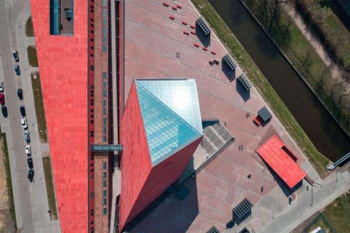 倾斜四十五度仰望天空,45度角抬头仰望