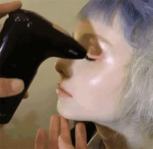 现在流行像林允一样给全身化妆，再也不愁脸太小化妆品都用不完了