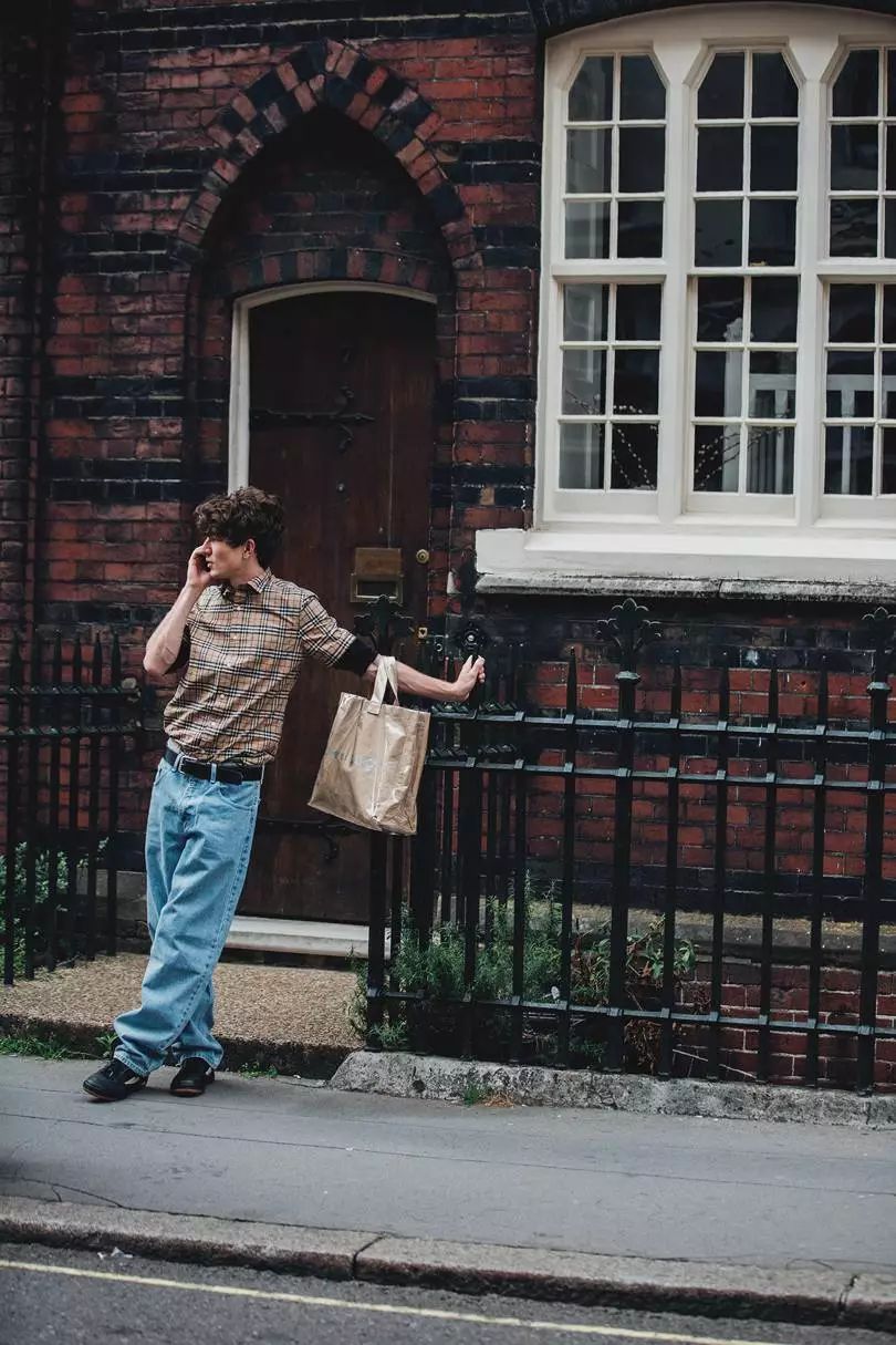 都公元8102年了，还觉得男孩拎包很娘？