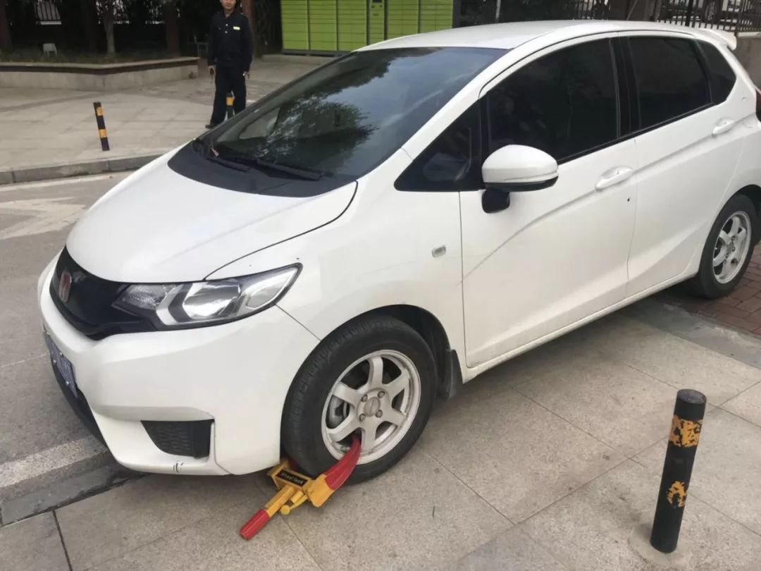 真霸道！小区内“违停”遭物业锁车，交50元才开锁！物业定的“家规”竟还有这些……︱早安武汉