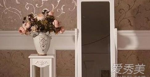 卫生间镜子对着卧室门,卧室门对着镜子怎么破