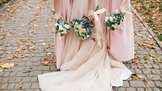 为了抢捧花伴郎能拼到什么程度,为了抢c位头破血流