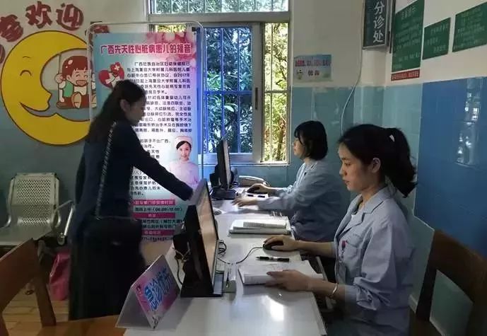 广西区妇幼被吐槽窗口低矮，孕妇要半蹲填表！院方回应：已整改