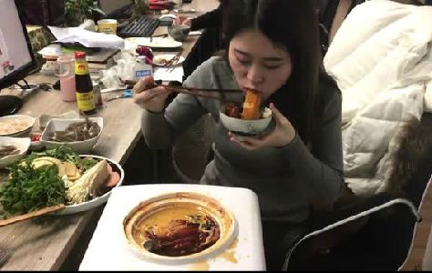 饮水机煮火锅视频,饮水机煮火锅能煮熟吗