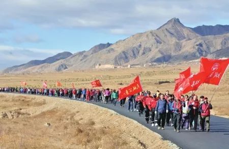 「新闻一锅烩」一份检察建议书监督整改18家网络餐饮｜苏州草根大力士陈龙兴在同表演牙齿拉车绝活