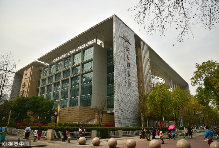 他爱苏州话、钟情淮扬菜，他的武侠藏着这样的江苏……送别金庸！