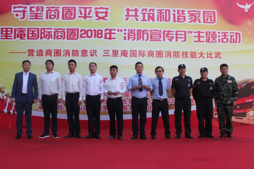 燃！国购广场前上演了一场特殊“比赛”，引大批路人围观！