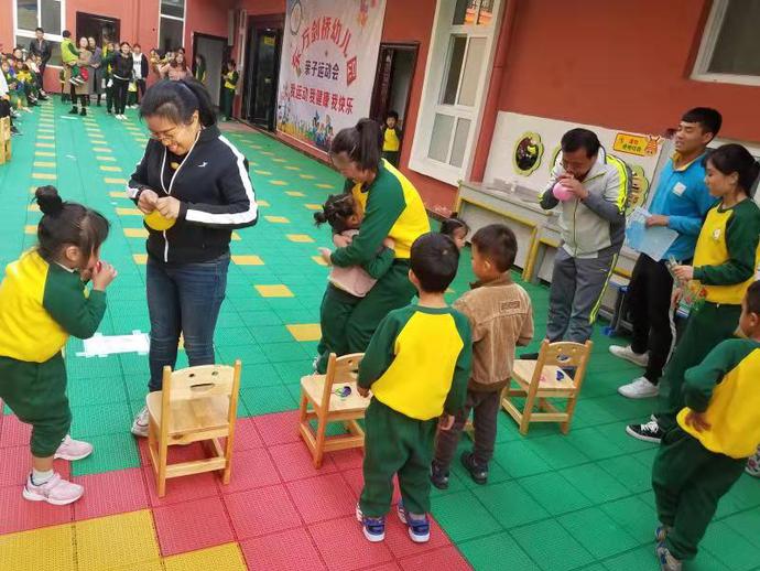 东方剑桥幼儿园一日活动,东方剑桥幼儿园体育场亲子活动