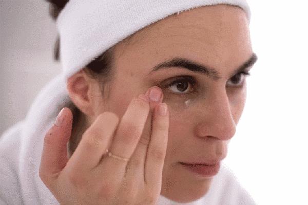 神烦眼下这道纹，卡粉又显老！