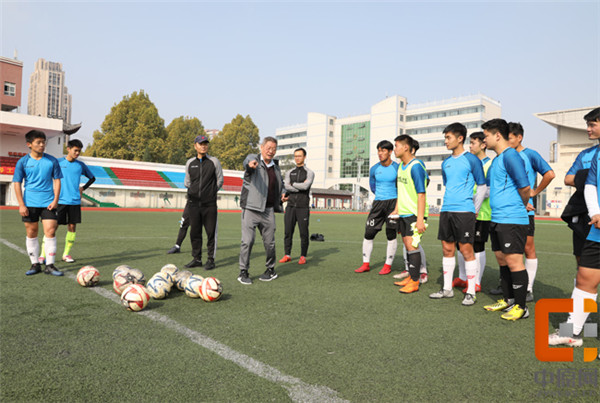 众多名宿指导中国足球小将,足球名宿容志行年龄