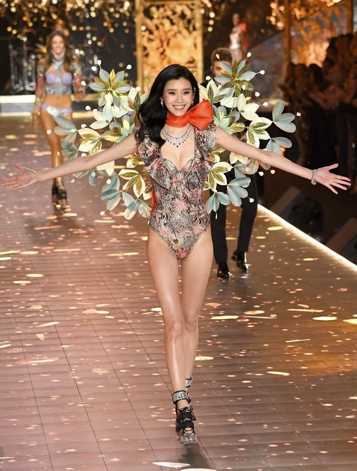 维秘年度“丑”秀落幕，我只记住了各种美好肉体……和东北大花袄！