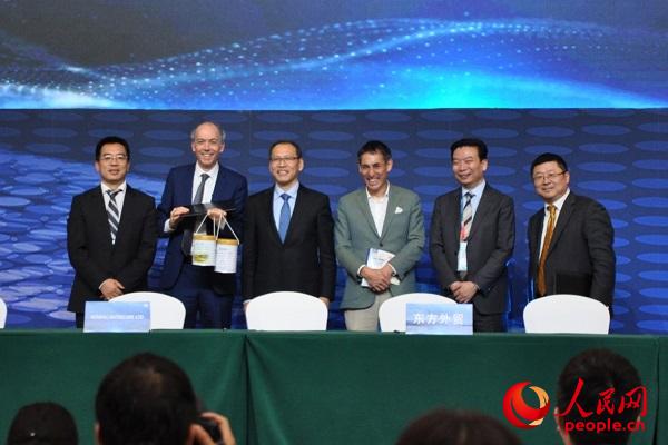 一位英国展商的进博会六天:拎着两罐奶粉签约