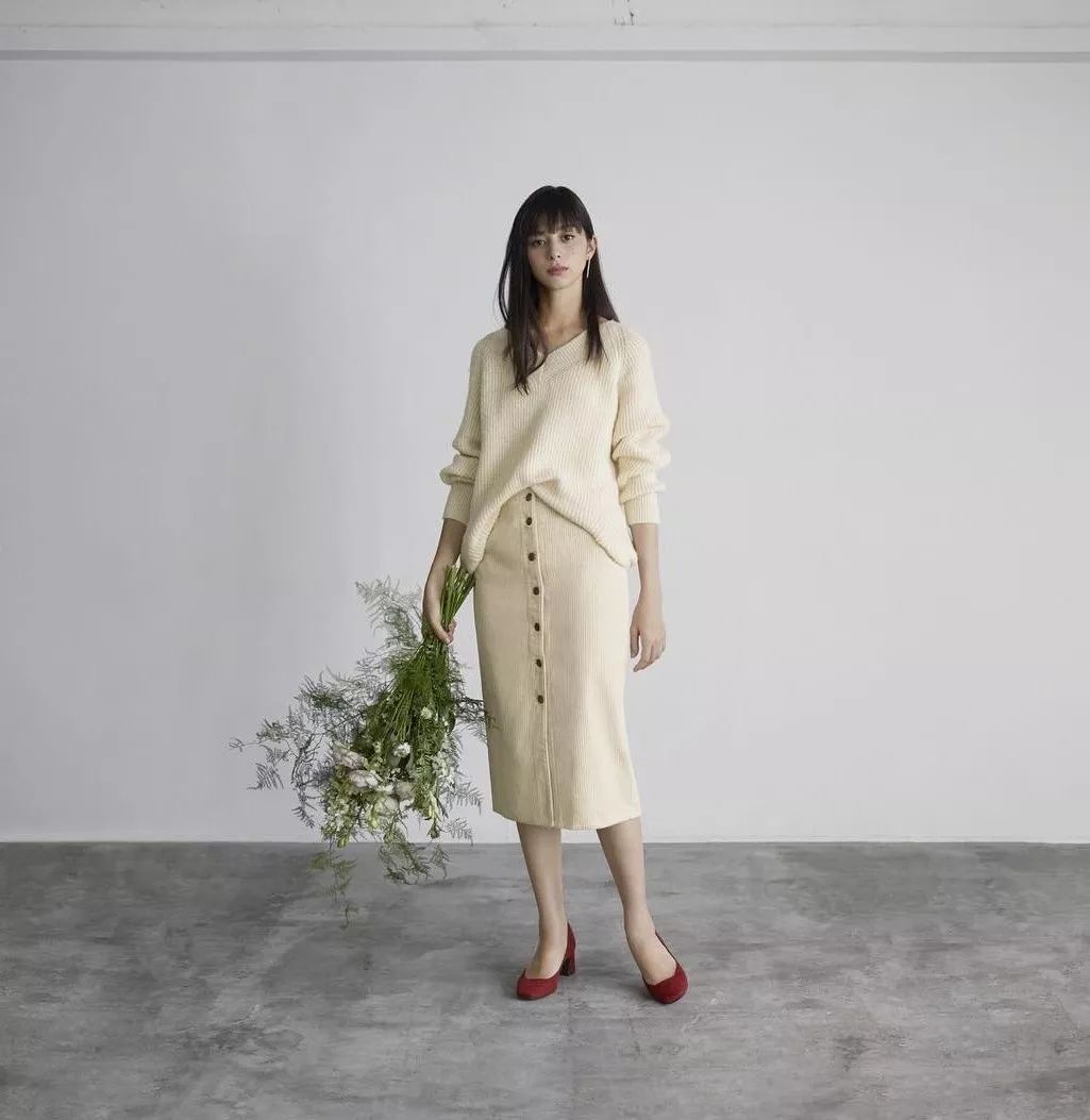 时髦新穿法冬天也能穿裙子,冬季哪些裙子比较轻盈又好穿