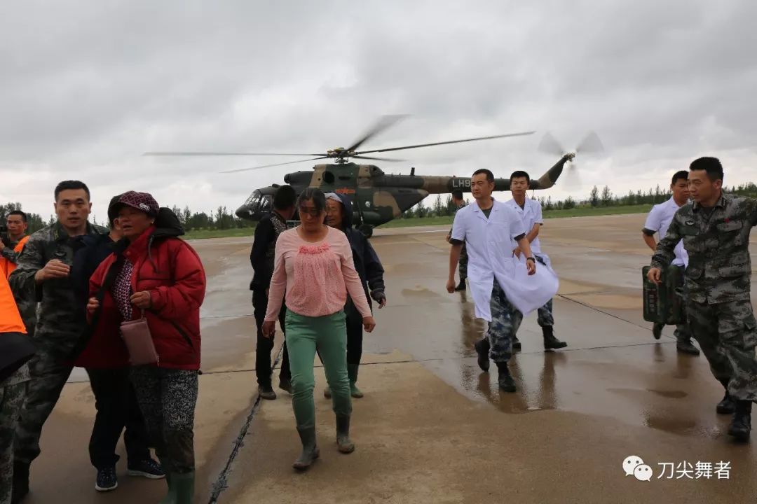做薪火相传举旗人：北部战区空军部队庆祝空军成立69周年