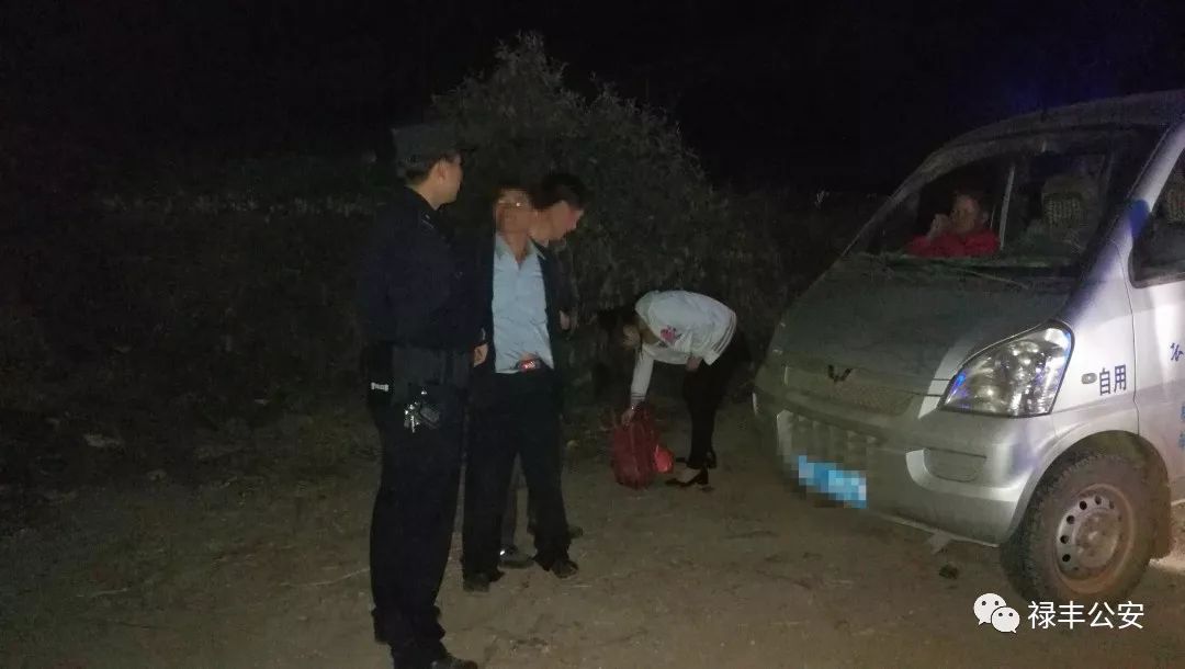 民警深夜救助喝醉酒男子,民警到场及时救助醉酒男子